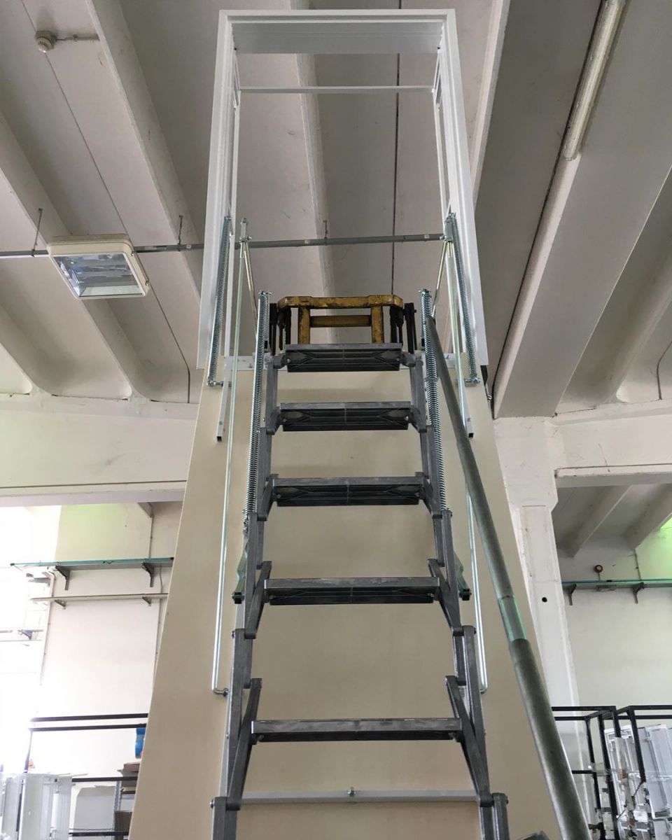 Ножничная чердачная лестница из литого алюминия для вертикальных проемов в стене